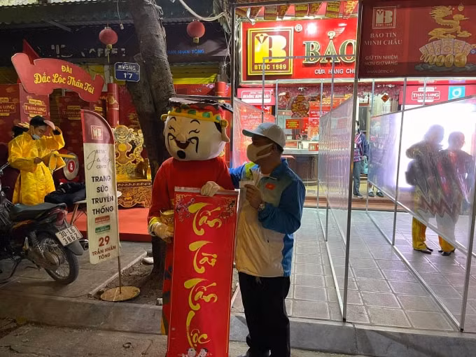 Làm ăn thất bát, dịch bệnh triền miên, khách mua vàng lại càng đặt niềm tin vào ngày Thần Tài