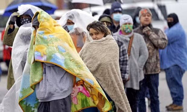 Người dân Texas xếp hàng chờ đổ đầy bình chứa khí propane ở Houston trong tuần này - Ảnh: David J Phillip / AP
