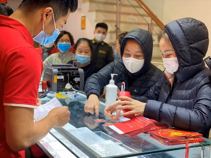 Trung tâm 37B Trần Nhân Tông của DOJI đón những vị khách đầu tiên đến mua vào sáng sớm hôm nay