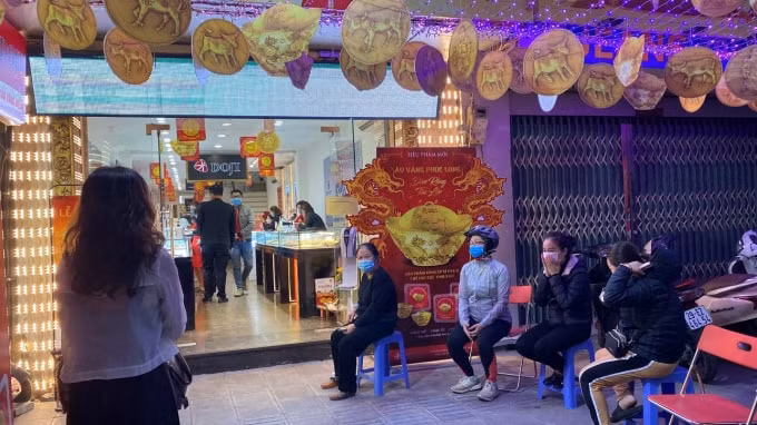 Một số khách “săn Trâu vàng” từ sáng sớm tại Trung tâm của DOJI