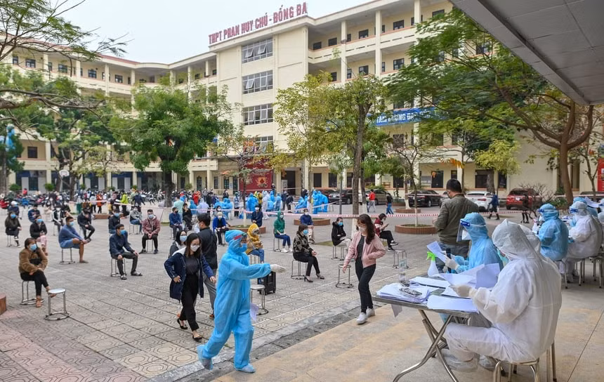 Hà Nội xét nghiệm cho toàn bộ người về từ các vùng dịch, đặc biệt là Hải Dương. Ảnh: Zingnews.vn