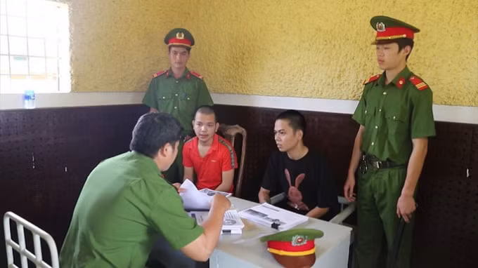 Các đối tượng trong đường dây làm giả giấy phép lái xe, văn bằng, chứng chỉ làm việc với cơ quan công an.