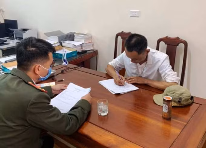 Công an Cẩm Xuyên triệu tập người có hành vi đốt pháo. Ảnh: CA