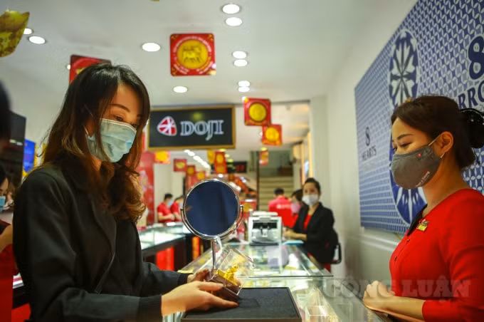 Nhiều khách hàng đi mua vàng cho hay, vào ngày vía Thần Tài theo xu hướng đi mua vàng là để đem lại tài lộc may mắn suốt năm, vì thế dù vàng ngày hôm nay có tăng hay giảm họ cũng mua.