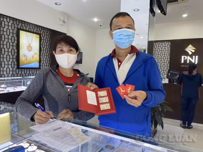Những khách mua vàng từ rất sớm