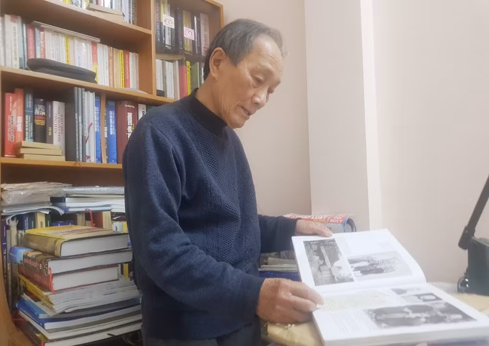 Nhà báo, nghệ sỹ nhiếp ảnh Trần Mạnh Thường kể cho phóng viên báo Nhà báo và Công luận nghe về những bức ảnh ông chụp và sưu tầm.