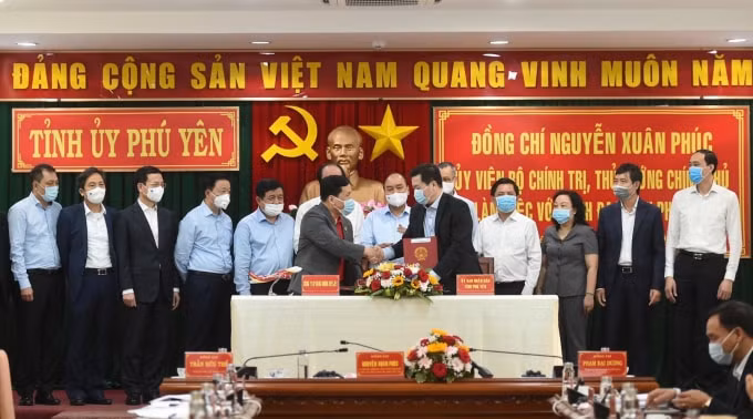 Giám đốc Điều hành Vietjet Đinh Việt Phương ký biên bản ghi nhớ cùng đại diện UBND tỉnh Phú Yên