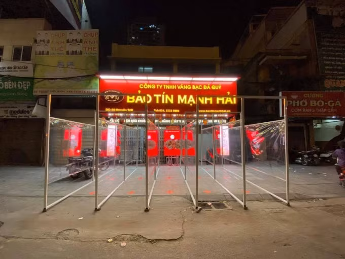 Một cửa hàng vàng ngay từ ngày 19/2 đã làm hàng rào, vách ngăn để chuẩn bị đón khách mua vàng ngày vía Thần Tài.