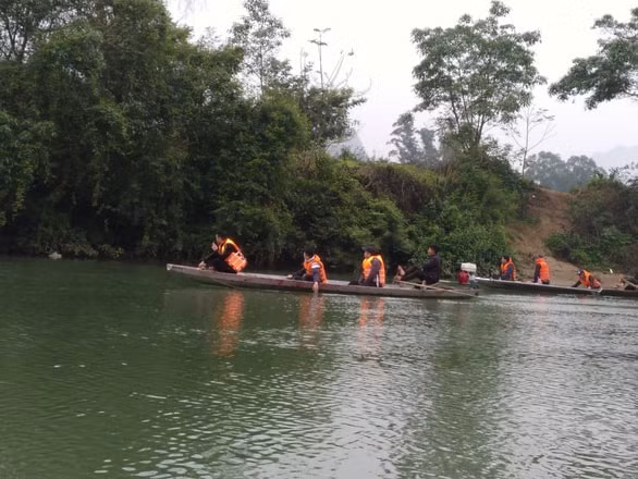 Lực lượng chức năng tìm kiếm nạn nhân. Ảnh: tuoitre.vn