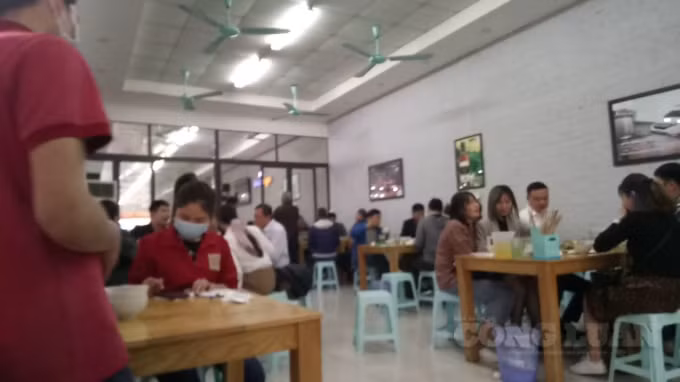 Trước việc quán bia lớn mở cửa đón khách vào trong nhà nhưng không đảm bảo giãn cách, không có vách ngăn, Chúng tôi đã thông tin đến UBND phường Phạm Đình Hổ và các lực lượng công an phường đã xuống kiểm tra. Bà Dư Thị Thư - PCT UBND Phạm Đình Hổ cho biết, tất cả các hàng quán đều được chúng tôi nhắc nhở ít nhất 1 lần rồi, khi đã nhắc nhở rồi nếu vẫn tiếp tục tái phạm chúng tôi sẽ cho đóng cửa tước luôn giấy phép.