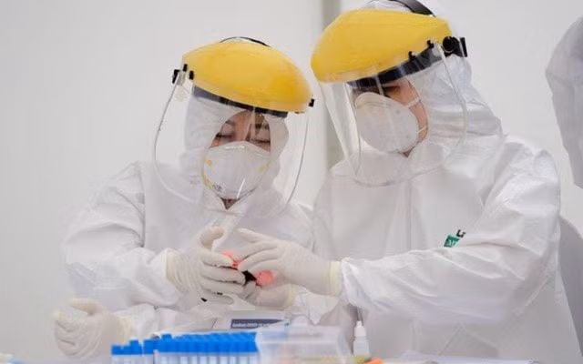 Hơn 37.000 mẫu xét nghiệm cộng đồng ở Chí Linh âm tính Covid-19. Ảnh: TL