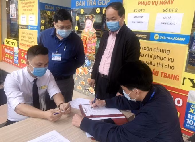 TP Hạ Long lập biên bản, xử phạt vi phạm hành chính 1 đơn vị kinh doanh do vi phạm quy định phòng chống dịch. Ảnh: Hồng Hạnh.
