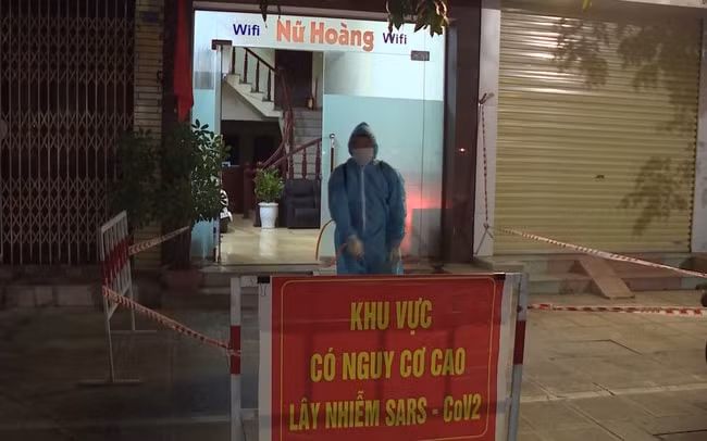 Lực lượng chức năng tiến hành phong tỏa Nhà nghỉ, phun độc, khử trùng. Ảnh: TL