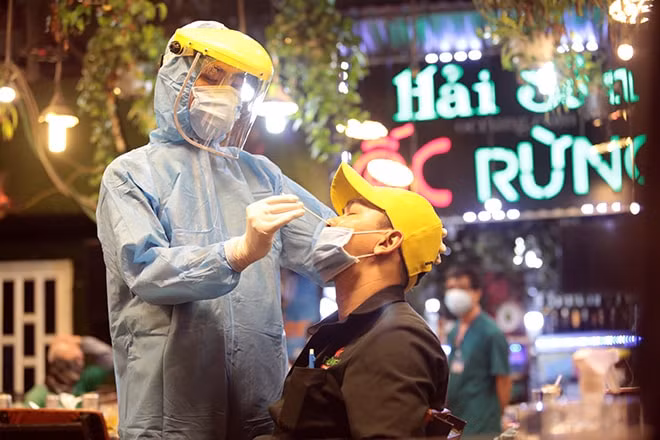 Nhiều khách nhậu, ăn uống tại quán được lấy mẫu xét nghiệm tầm soát COVID-19. Ảnh: TL