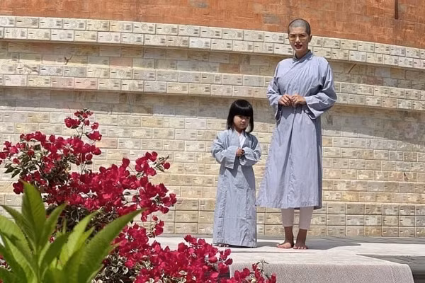 Oanh Yến và con gái Gia Mỹ cùng mặc áo lam đi lễ chùa. Hình ảnh mới của Hoa hậu khiến nhiều người bất ngờ.