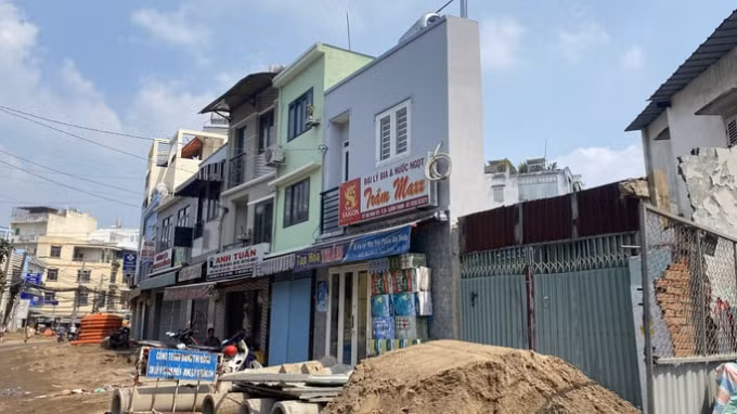 Đường Bùi Đình Túy, quận Bình Thạnh, TP HCM khi mở rộng mặt đường đã xuất hiện nhiều căn nhà siêu mỏng Ảnh: Lê phong/Người Lao động.