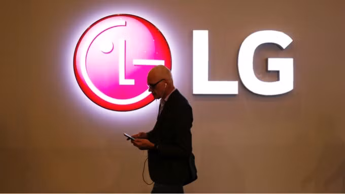 Một khách tham quan sử dụng điện thoại di động trước gian hàng của LG tại Mobile World Congress ở Barcelona, Tây Ban Nha. Ảnh: Reuters