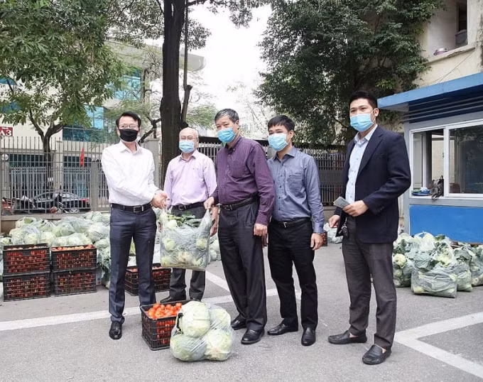 Cán bộ, công chức, viên chức, người lao động Bộ Xây dựng chung tay giải cứu nông sản cho bà con vùng dịch Hải Dương.