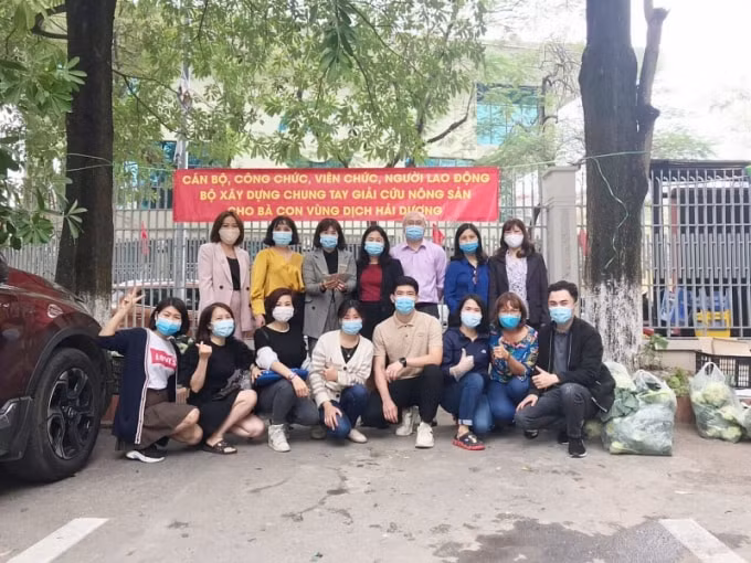 Sau hơn 2 tiếng, gần 7 tấn hàng rau củ quả đã được 