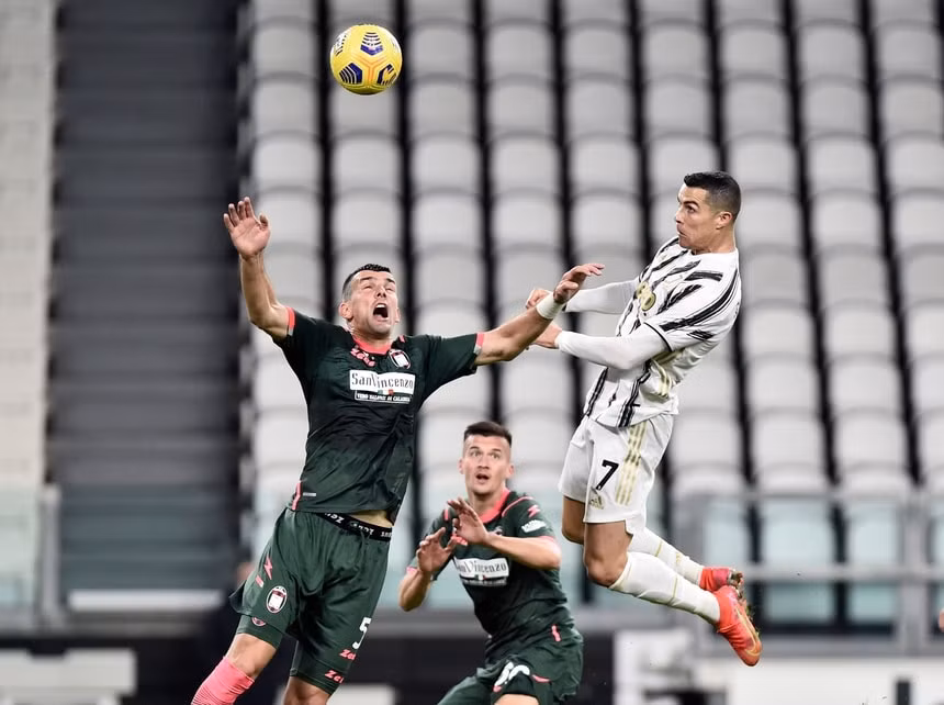 Bàn thắng thứ 69 và 70 trong sự nghiệp tại Serie A của Ronaldo đều đến sau những pha đánh đầu. Ảnh: Reuters.
