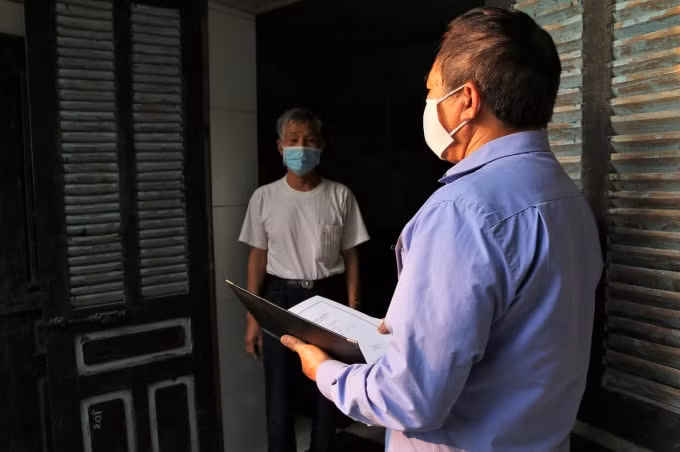 Đi từng ngõ, gõ từng nhà là nhiệm vụ của Tổ phòng, chống COVID -19 cộng đồng (ảnh TL).