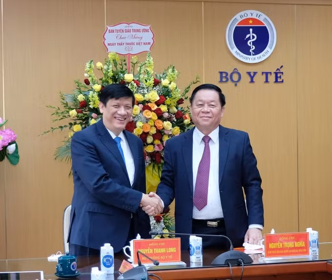 Ông Nguyễn Trọng Nghĩa, Bí thư Trung ương Đảng, Trưởng Ban Tuyên giáo Trung ương (bên phải) bắt tay chúc mừng Bộ trưởng Nguyễn Thanh Long nhân ngày thầy thuốc Việt Nam (ảnh TL).