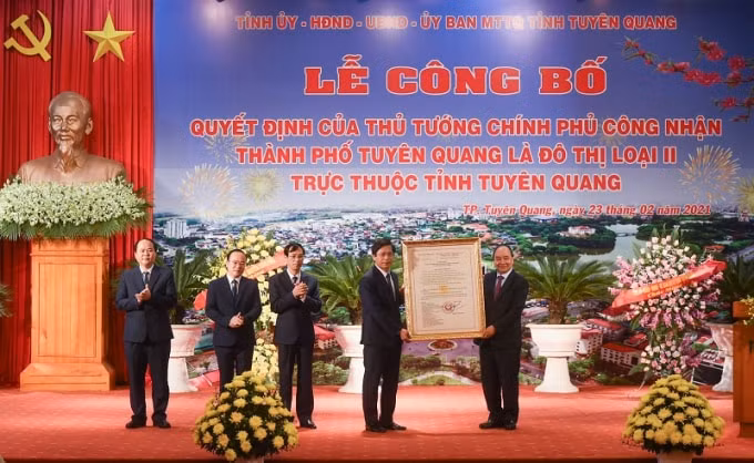 Thủ tướng Nguyễn Xuân Phúc trao Quyết định công nhận thành phố Tuyên Quang là đô thị loại II trực thuộc tỉnh Tuyên Quang.