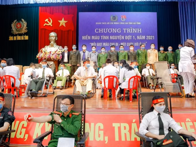 Cán bộ, chiến sĩ Công an Hà Tĩnh tham gia hiến máu