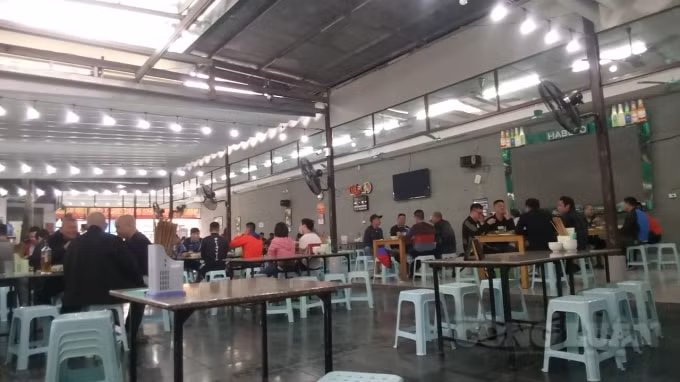 Quán bia Thu Hằng (67 Ngô Thì Nhậm, phường Phạm Đình Hổ, Q.Hai Bà Trưng) với lượng khách đến khá đông nhưng các bàn ăn ngồi không đảm bảo giãn cách