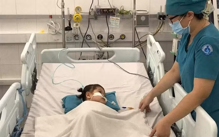 Bé gái được cứu sống sau khi uống nhầm dầu lửa thắp đèn. Ảnh: suckhoedoisong.vn