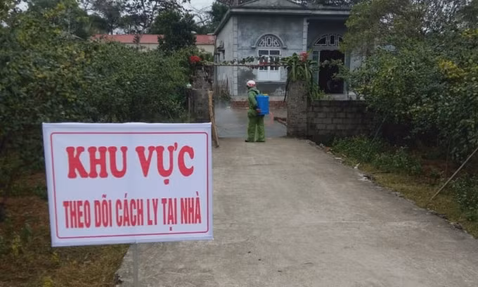Cơ quan chức năng lấy mẫu xét nghiệm, yêu cầu chị Huế cách ly tại nhà. Ảnh minh hoạ