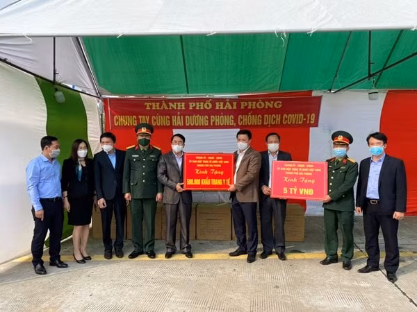 Nhiều tỉnh thành đã ủng hộ Hải Dương cả tiền và vật tư y tế phòng chống dịch Covid-19. Ảnh TL