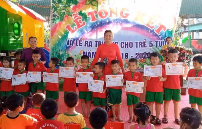 Cô Phan Thị Thủy, Hiệu trưởng Trường Mầm non Bình An trao giấy khen cho các em học sinh.