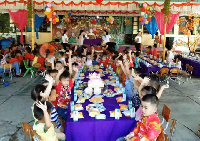 Nhà trường xây dưng môi trường trong và ngoài trời giáo dục 