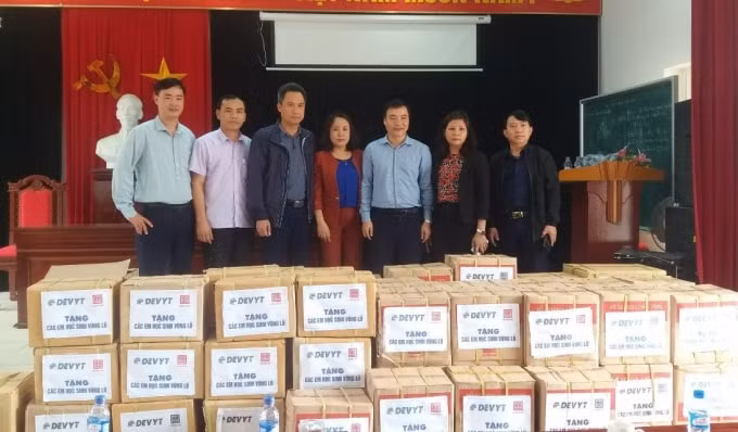 Công ty cổ phần Sách thiết bị Hồng Hà ủng hộ vở học sinh và các dụng cụ học tập khác.