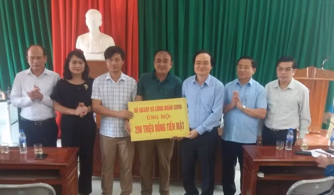 Bộ trưởng Phùng Xuân Nhạ và đoàn công tác của Bộ GD&ĐT về động viên, chia sẻ và tặng quà cho các đơn vị bị ngập lũ.