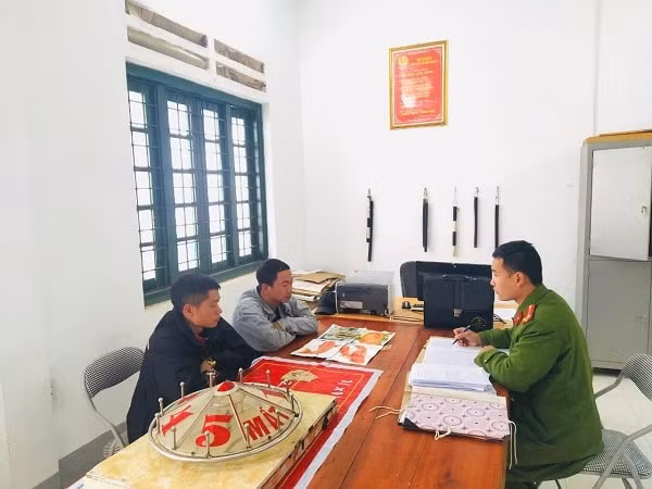 2 đối tượng tổ chức vui chơi có thưởng trái phép bị xử phạt hành chính 7,5 triệu đồng. (Ảnh công an tỉnh Lào Cai)
