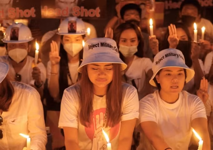 Đài tưởng niệm Mya Thwate Thwate Khaing trước đại sứ quán Hoa Kỳ ở Yangon - Ảnh: Nyein Chan Naing / EPA