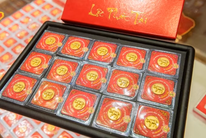 Sản phẩm bán chạy nhất trong “Lễ hội Vàng” tại DOJI năm nay chính là sản phẩm Vàng ép vỉ Kim Ngưu – biểu tượng của năm, như: Kim Ngưu Chiêu Tài, Kim Ngưu Phát Lộc.