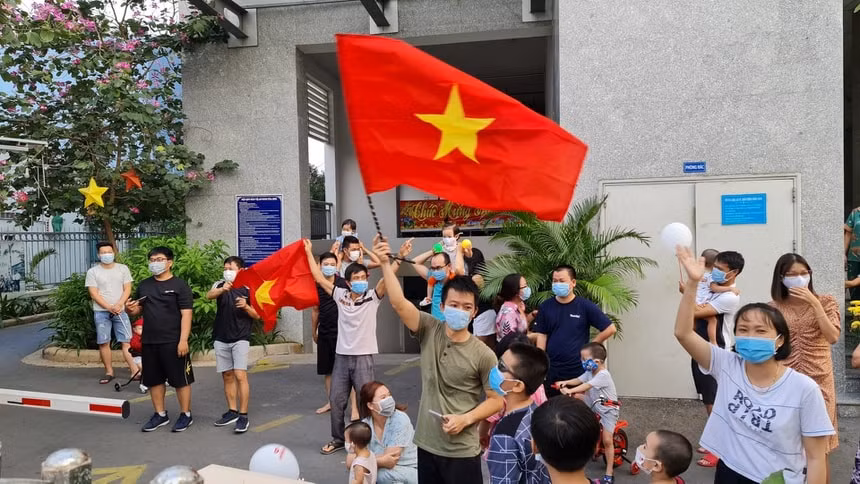 Người dân TP. HCM vui mừng khi được gỡ bỏ phong tỏa. Ảnh: HCDC.