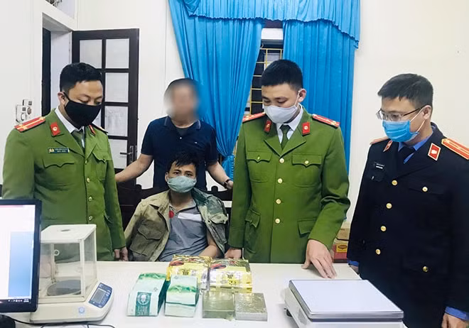 Đối tượng Bùi Tiến Vân cùng tang vật bị cơ quan Công an bắt giữ.