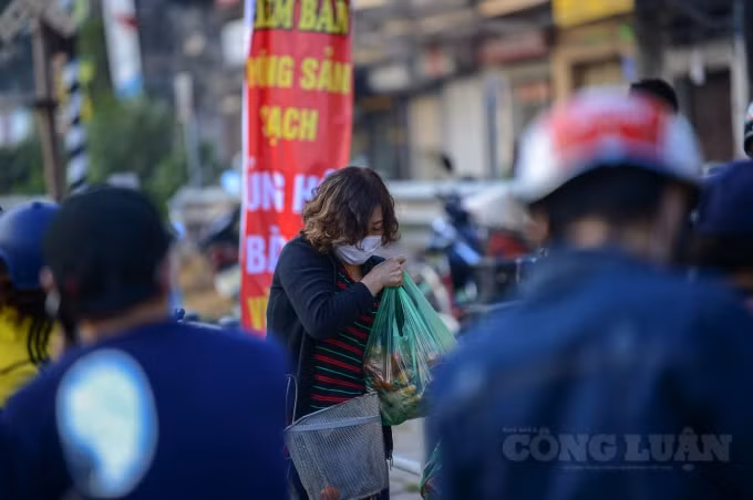 Có những lúc, những người đứng ra tiêu thụ nông sản cho bà con vùng dịch ở đây còn để khách hàng trả tuỳ tâm của mình.