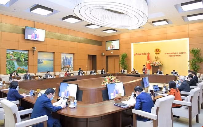 Ủy ban Thường vụ Quốc hội sẽ trình Quốc hội xem xét việc tăng 9 đại biểu chuyên trách HĐND cho Hà Nội. Trong đó, sẽ bổ sung thêm một Phó Chủ tịch HĐND, và 4 Phó Trưởng ban và 4 ủy viên. Ảnh: quochoi.vn