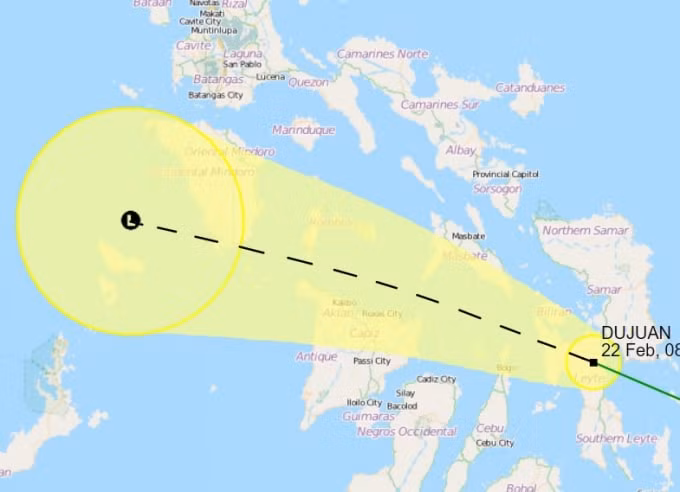 Bão Dujuan suy yếu thành áp thấp nhiệt đới trước khi tâm bão tiếp cận đất liền Philippines. Ảnh: Zingnews.vn