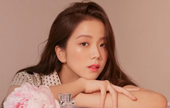 Jin (BTS) - Jisoo (Blackpink): Hai visual "đẹp xuất sắc" nhưng bị ví như diễn phụ họa cho MV nhóm