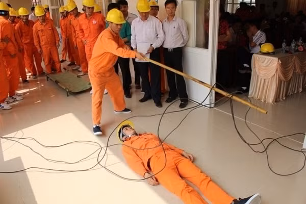 5 sai lầm tai hại khi cấp cứu người bị điện giật