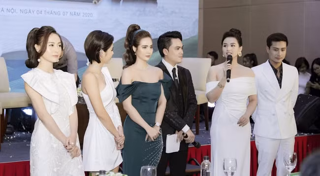 Huyền Lizzie lên chức CEO, dàn sao Việt diện "đồng phục" trắng đến chúc mừng