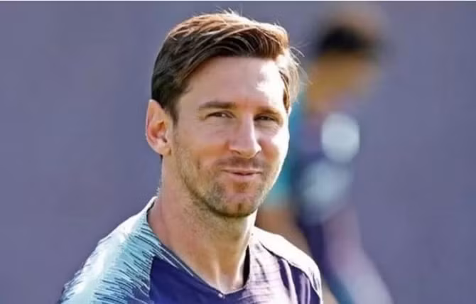 Messi cạo râu, Ronaldo nuôi tóc chờ ngày tái xuất