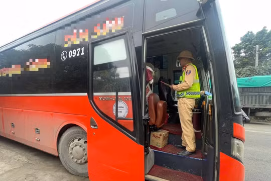 Lực lượng CSGT kiểm tra phương tiện vi phạm. Ảnh: Cục CSGT.