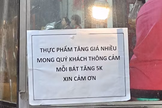 Xăng giảm, gạo giảm, thịt giảm... chỉ có giá quán ăn là 'đứng im'
